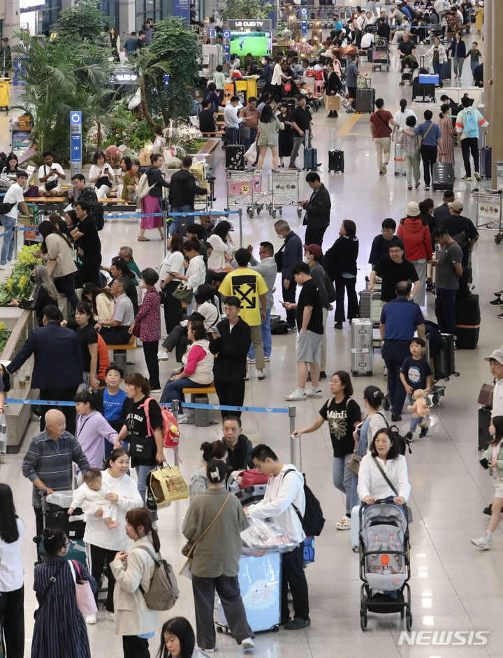 [인천공항=뉴시스] 권창회 기자 = 추석연휴 마지막날인 3일 오후 인천국제공항 제1여객터미널 입국장이 귀경객 및 여행객들로 붐비고 있다. 2023.10.03. kch0523@newsis.com