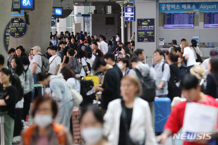 [인천공항=뉴시스] 권창회 기자 = 추석연휴 마지막날인 3일 오후 인천국제공항 제1여객터미널 버스정류소가 귀경객 및 여행객들로 붐비고 있다. 2023.10.03. kch0523@newsis.com