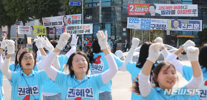 [서울=뉴시스] 권창회 기자 = 서울 강서구청장 보궐선거를 일주일여 앞둔 3일 오후 서울 강서구 방화사거리에 후보들의 현수막이 내걸려있다. 2023.10.03. kch0523@newsis.com