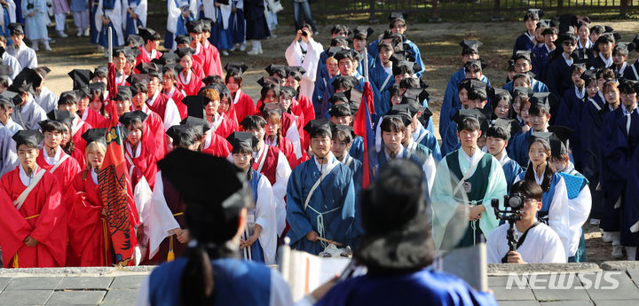 [서울=뉴시스] 김선웅 기자 = 3일 서울 종로구 성균관대학교 성균관 명륜당·대성전 일원에서 성대 공식학생단체 '청랑' 소속 학생들이 조선시대 성균관 유생 전통 의상 단령을 입고 대의사(유생들이 유소를 떠나기 전 의지를 다지는 행위) 의례를 하고 있다. 성균관대 유생문화기획단 청랑은 이날 성균관을 출발해 청계광장까지 행진해 조선시대 성균관 유생들이 임금에게 상소를 올리던 유소 문화를 현대적으로 계승 및 재해석하는 전통문화축제인 '2023 유소문화축제, 고하노라'를 개최한다. 2023.10.03. mangusta@newsis.com