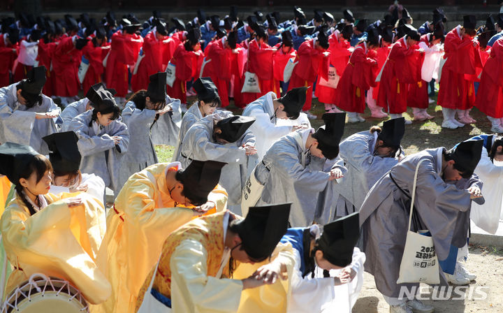 [서울=뉴시스] 김선웅 기자 = 3일 서울 종로구 성균관대학교 성균관 명륜당·대성전 일원에서 성대 공식학생단체 '청랑' 소속 학생들이 조선시대 성균관 유생 전통 의상 단령을 입고 대의사(유생들이 유소를 떠나기 전 의지를 다지는 행위) 의례를 하고 있다. 성균관대 유생문화기획단 청랑은 이날 성균관을 출발해 청계광장까지 행진해 조선시대 성균관 유생들이 임금에게 상소를 올리던 유소 문화를 현대적으로 계승 및 재해석하는 전통문화축제인 '2023 유소문화축제, 고하노라'를 개최한다. 2023.10.03. mangusta@newsis.com