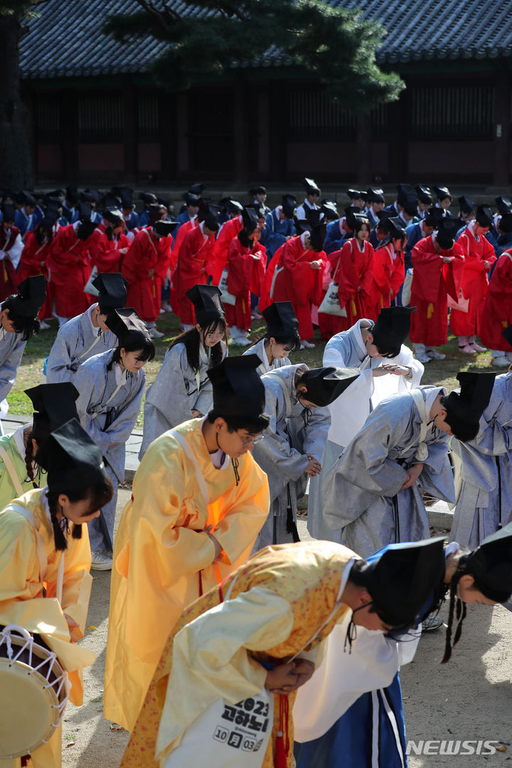 [서울=뉴시스] 김선웅 기자 = 3일 서울 종로구 성균관대학교 성균관 명륜당·대성전 일원에서 성대 공식학생단체 '청랑' 소속 학생들이 조선시대 성균관 유생 전통 의상 단령을 입고 대의사(유생들이 유소를 떠나기 전 의지를 다지는 행위) 의례를 하고 있다. 성균관대 유생문화기획단 청랑은 이날 성균관을 출발해 청계광장까지 행진해 조선시대 성균관 유생들이 임금에게 상소를 올리던 유소 문화를 현대적으로 계승 및 재해석하는 전통문화축제인 '2023 유소문화축제, 고하노라'를 개최한다. 2023.10.03. mangusta@newsis.com