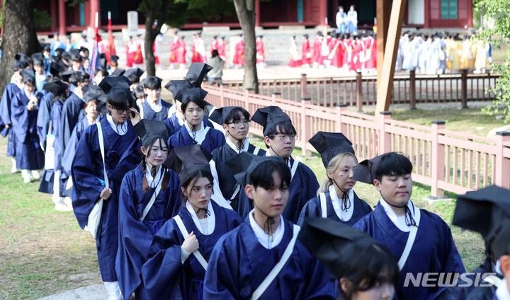 [서울=뉴시스] 김선웅 기자 = 3일 서울 종로구 성균관대학교 성균관 명륜당·대성전 일원에서 성대 공식학생단체 '청랑' 소속 학생들이 조선시대 성균관 유생 전통 의상 단령을 입고 대의사(유생들이 유소를 떠나기 전 의지를 다지는 행위) 의례를 마친 후 임금에게 상소를 올리러 가는 행진 '소행'을 하고 있다. 성균관대 유생문화기획단 청랑은 이날 성균관을 출발해 청계광장까지 행진해 조선시대 성균관 유생들이 임금에게 상소를 올리던 유소 문화를 현대적으로 계승 및 재해석하는 전통문화축제인 '2023 유소문화축제, 고하노라'를 개최한다. 2023.10.03. mangusta@newsis.com