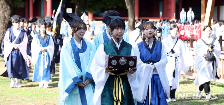 [서울=뉴시스] 김선웅 기자 = 3일 서울 종로구 성균관대학교 성균관 명륜당·대성전 일원에서 성대 공식학생단체 '청랑' 소속 학생들이 조선시대 성균관 유생 전통 의상 단령을 입고 대의사(유생들이 유소를 떠나기 전 의지를 다지는 행위) 의례를 마친 후 임금에게 상소를 올리러 가는 행진 '소행'을 하고 있다. 성균관대 유생문화기획단 청랑은 이날 성균관을 출발해 청계광장까지 행진해 조선시대 성균관 유생들이 임금에게 상소를 올리던 유소 문화를 현대적으로 계승 및 재해석하는 전통문화축제인 '2023 유소문화축제, 고하노라'를 개최한다. 2023.10.03. mangusta@newsis.com