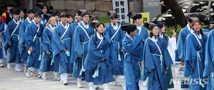 [서울=뉴시스] 김선웅 기자 = 3일 서울 종로구 성균관대학교 성균관 명륜당·대성전 일원에서 성대 공식학생단체 '청랑' 소속 학생들이 조선시대 성균관 유생 전통 의상 단령을 입고 대의사(유생들이 유소를 떠나기 전 의지를 다지는 행위) 의례를 마친 후 임금에게 상소를 올리러 가는 행진 '소행'을 하고 있다. 성균관대 유생문화기획단 청랑은 이날 성균관을 출발해 청계광장까지 행진해 조선시대 성균관 유생들이 임금에게 상소를 올리던 유소 문화를 현대적으로 계승 및 재해석하는 전통문화축제인 '2023 유소문화축제, 고하노라'를 개최한다. 2023.10.03. mangusta@newsis.com