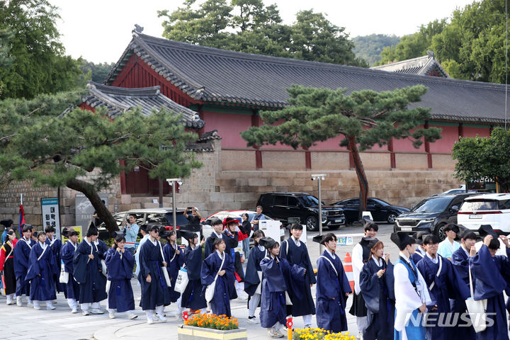 [서울=뉴시스] 김선웅 기자 = 3일 서울 종로구 성균관대학교 성균관 명륜당·대성전 일원에서 성대 공식학생단체 '청랑' 소속 학생들이 조선시대 성균관 유생 전통 의상 단령을 입고 대의사(유생들이 유소를 떠나기 전 의지를 다지는 행위) 의례를 마친 후 임금에게 상소를 올리러 가는 행진 '소행'을 하고 있다. 성균관대 유생문화기획단 청랑은 이날 성균관을 출발해 청계광장까지 행진해 조선시대 성균관 유생들이 임금에게 상소를 올리던 유소 문화를 현대적으로 계승 및 재해석하는 전통문화축제인 '2023 유소문화축제, 고하노라'를 개최한다. 2023.10.03. mangusta@newsis.com