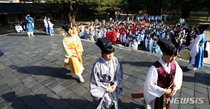 [서울=뉴시스] 김선웅 기자 = 3일 서울 종로구 성균관대학교 성균관 명륜당·대성전 일원에서 성대 공식학생단체 '청랑' 소속 학생들이 조선시대 성균관 유생 전통 의상 단령을 입고 대의사(유생들이 유소를 떠나기 전 의지를 다지는 행위) 의례를 하고 있다. 성균관대 유생문화기획단 청랑은 이날 성균관을 출발해 청계광장까지 행진해 조선시대 성균관 유생들이 임금에게 상소를 올리던 유소 문화를 현대적으로 계승 및 재해석하는 전통문화축제인 '2023 유소문화축제, 고하노라'를 개최한다. 2023.10.03. mangusta@newsis.com