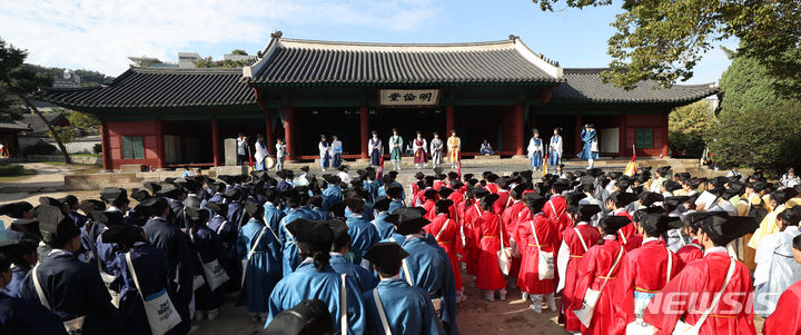 [서울=뉴시스] 김선웅 기자 = 3일 서울 종로구 성균관대학교 성균관 명륜당·대성전 일원에서 성대 공식학생단체 '청랑' 소속 학생들이 조선시대 성균관 유생 전통 의상 단령을 입고 대의사(유생들이 유소를 떠나기 전 의지를 다지는 행위) 의례를 하고 있다. 성균관대 유생문화기획단 청랑은 이날 성균관을 출발해 청계광장까지 행진해 조선시대 성균관 유생들이 임금에게 상소를 올리던 유소 문화를 현대적으로 계승 및 재해석하는 전통문화축제인 '2023 유소문화축제, 고하노라'를 개최한다. 2023.10.03. mangusta@newsis.com