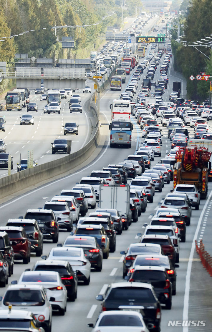 [서울=뉴시스] 최동준 기자 = 개천절이자 추석 연휴 마지막 날인 3일 서울 잠원IC에서 바라본 경부고속도로 상행선이 원활한 흐름, 하행선이 정체를 빚고 있다. 한국도로공사에 따르면 이날 전국 고속도로 교통량은 평상시 화요일보다 적은 429만대로 예상된다. 수도권에서 지방으로 향하는 차량은 34만대, 지방에서 수도권으로 향하는 차량은 42만대로 전망했다.2023.10.03. photocdj@newsis.com