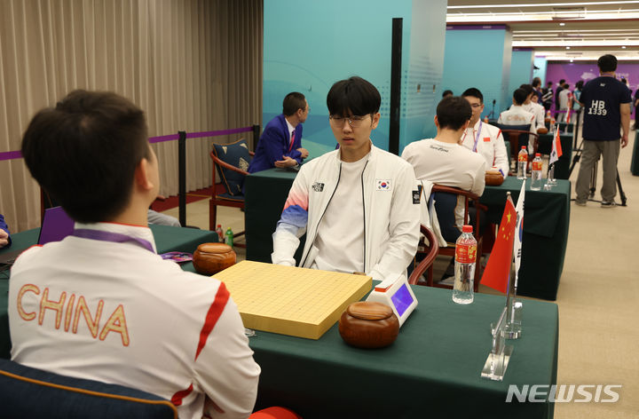 [항저우=뉴시스] 고승민 기자 = 3일 중국 항저우 기원에서 열린 2022 항저우 아시안게임 남자 바둑 단체전 결승 한국 대 중국 경기, 한국 신진서 등 선수들이 시작 전 대기하고 있다. 2023.10.03. kkssmm99@newsis.com