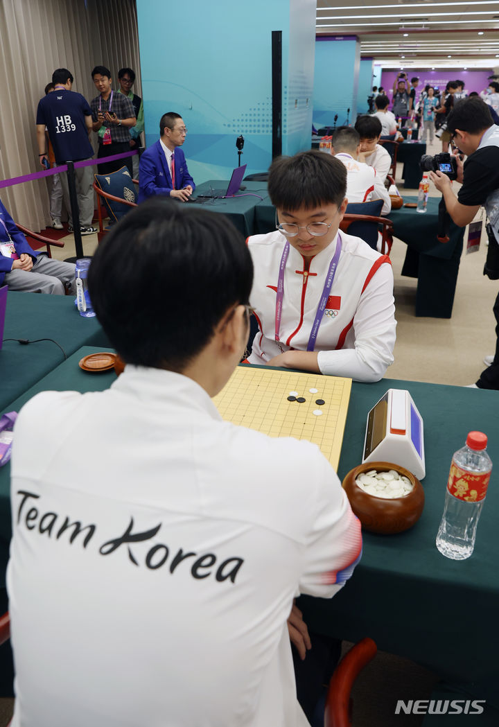[항저우=뉴시스] 고승민 기자 = 3일 중국 항저우 기원에서 열린 2022 항저우 아시안게임 남자 바둑 단체전 결승 한국 대 중국 경기, 양국 선수들이 대국을 하고 있다. 2023.10.03. kkssmm99@newsis.com