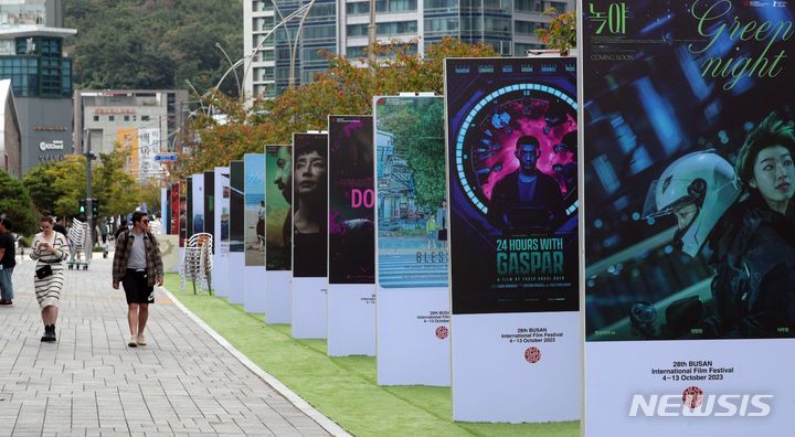 박은빈 열고 송강호 맞는다…부산 바다는 영화로 출렁