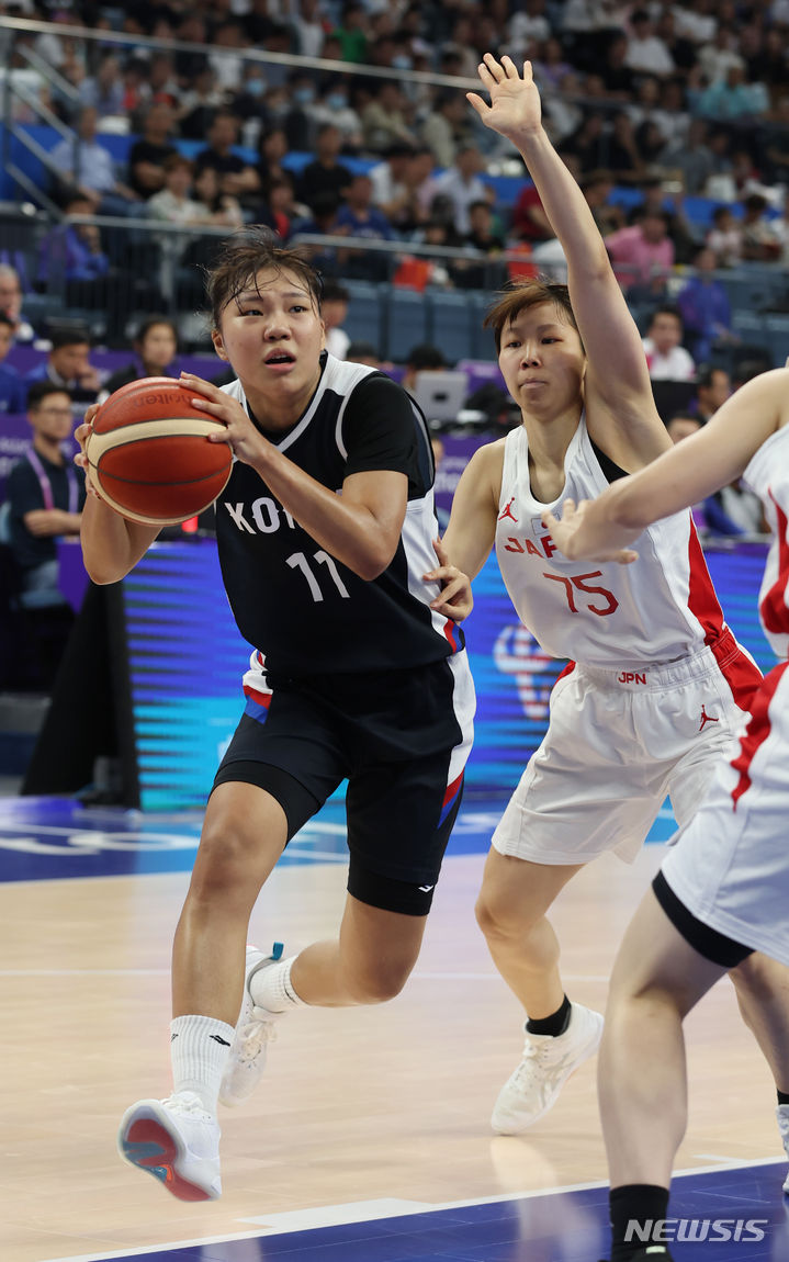 [항저우=뉴시스] 고승민 기자 = 3일 중국 항저우 올림픽 스포츠센터 농구장에서 열린 2022 항저우 아시안게임 여자 농구 4강 한국 대 일본 경기, 한국 박지현이 돌파를 시도하고 있다. 2023.10.03. kkssmm99@newsis.com