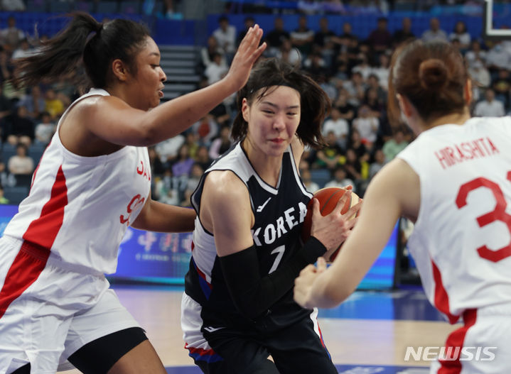 [항저우=뉴시스] 고승민 기자 = 3일 중국 항저우 올림픽 스포츠센터 농구장에서 열린 2022 항저우 아시안게임 여자 농구 4강 한국 대 일본 경기, 한국 박지수가 돌파를 시도하고 있다. 2023.10.03. kkssmm99@newsis.com
