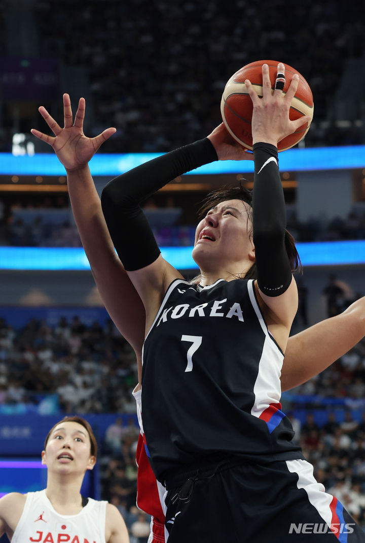 [항저우=뉴시스] 고승민 기자 = 3일 중국 항저우 올림픽 스포츠센터 농구장에서 열린 2022 항저우 아시안게임 여자 농구 4강 한국 대 일본 경기, 한국 박지수가 돌파 및 골밑슛을 시도하고 있다. 2023.10.03. kkssmm99@newsis.com
