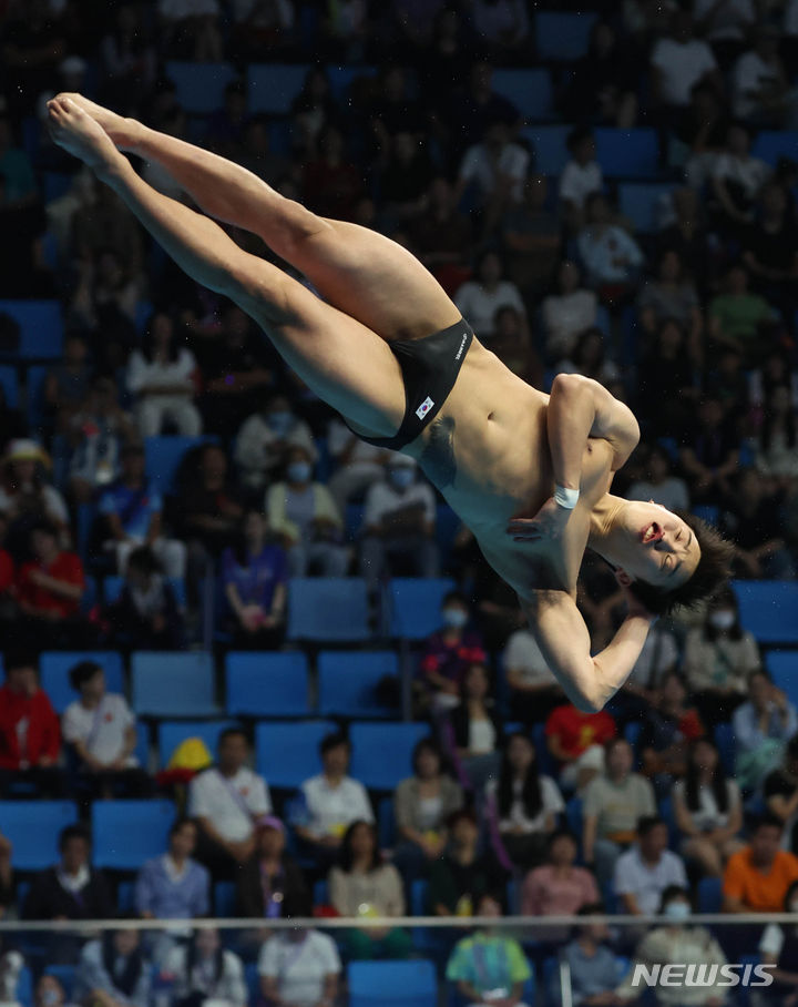 [항저우=뉴시스] 조수정 기자 = 3일 중국 항저우 올림픽스포츠센터 아쿠아틱스포츠아레나에서 열린 2022 항저우 아시안게임 다이빙 3m 스프링보드 남자 개인 결승 한국 우하람이 연기를 펼치고 있다. 2023.10.03. chocrystal@newsis.com