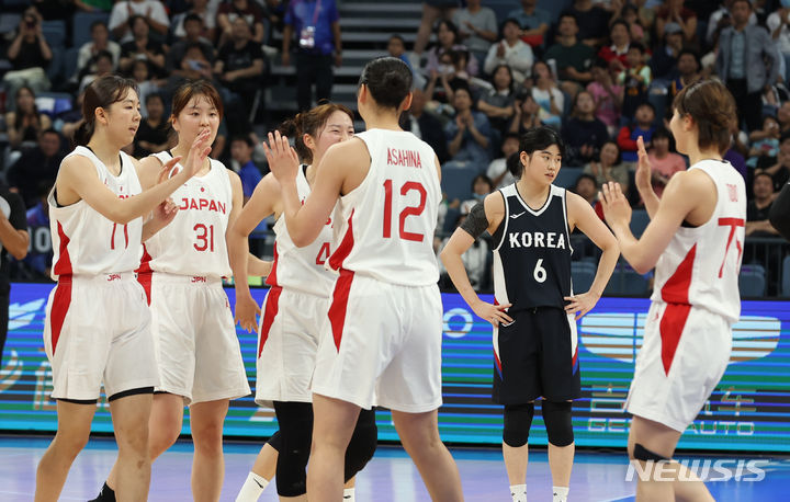 [항저우=뉴시스] 고승민 기자 = 3일 중국 항저우 올림픽 스포츠센터 농구장에서 열린 2022 항저우 아시안게임 여자 농구 4강 한국 대 일본 경기, 81대58로 일본에 패한 한국 선수들이 아쉬워하고 있다. 2023.10.03. kkssmm99@newsis.com