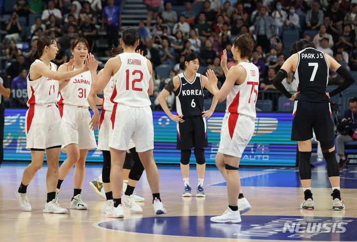 [항저우=뉴시스] 고승민 기자 = 3일 중국 항저우 올림픽 스포츠센터 농구장에서 열린 2022 항저우 아시안게임 여자 농구 4강 한국 대 일본 경기, 81대58로 일본에 패한 한국 선수들이 아쉬워하고 있다. 2023.10.03. kkssmm99@newsis.com