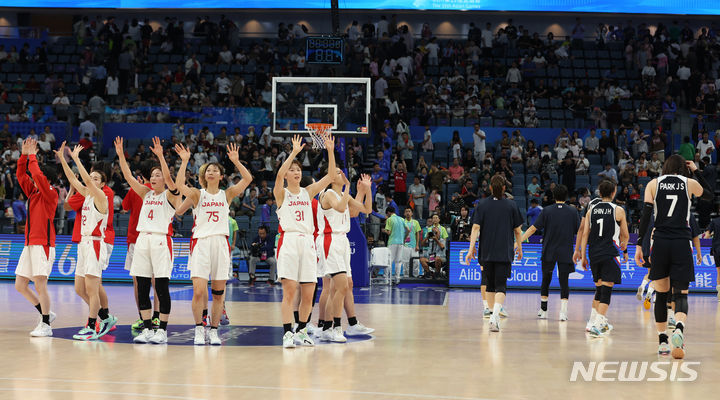 [항저우=뉴시스] 고승민 기자 = 3일 중국 항저우 올림픽 스포츠센터 농구장에서 열린 2022 항저우 아시안게임 여자 농구 4강 한국 대 일본 경기, 81대58로 일본에 패한 한국 선수들이 아쉬워하고 있다. 2023.10.03. kkssmm99@newsis.com