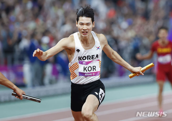 [항저우=뉴시스] 정병혁 기자 = 3일 중국 항저우 올림픽 스포츠센터 스타디움에서 열린 2022 항저우 아시안게임 남자 400m 계주 결선에서 동메달을 차지한 고승환이 결승선을 통과하고 있다. 2023.10.03. jhope@newsis.com