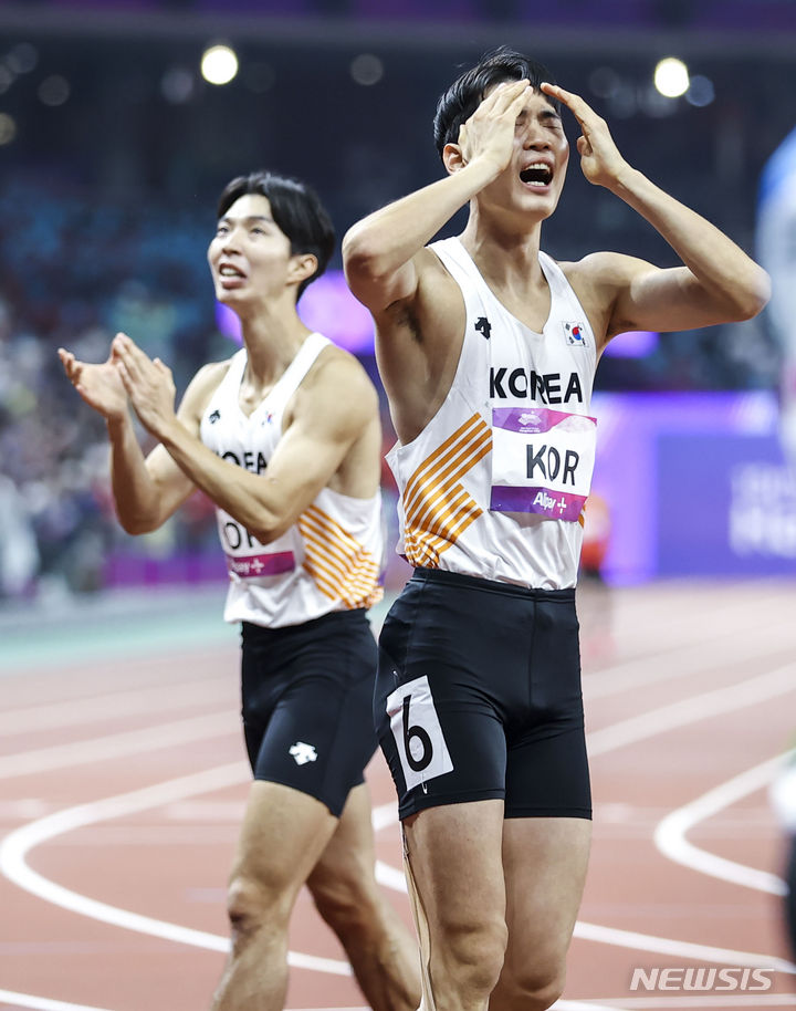[항저우=뉴시스] 정병혁 기자 = 3일 중국 항저우 올림픽 스포츠센터 스타디움에서 열린 2022 항저우 아시안게임 남자 400m 계주 결선에서 동메달을 차지한 이정태와 고승환이 기뻐하고 있다.. 2023.10.03. jhope@newsis.com