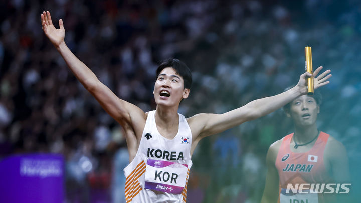 [항저우=뉴시스] 정병혁 기자 = 3일 중국 항저우 올림픽 스포츠센터 스타디움에서 열린 2022 항저우 아시안게임 남자 400m 계주 결선에서 고승환이 결승선을 통과하고 있다.. 2023.10.03. jhope@newsis.com