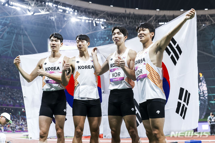 [항저우=뉴시스] 정병혁 기자 = 3일 중국 항저우 올림픽 스포츠센터 스타디움에서 열린 2022 항저우 아시안게임 남자 400m 계주 결선에서 동메달을 획득한 이정태, 김국영, 이재성, 고승환이 기념촬영을 하고 있다. 2023.10.03. jhope@newsis.com