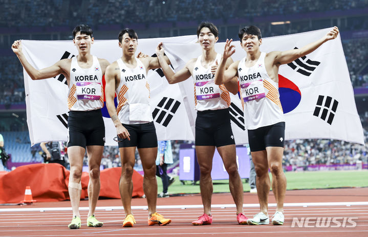[항저우=뉴시스] 정병혁 기자 = 3일 중국 항저우 올림픽 스포츠센터 스타디움에서 열린 2022 항저우 아시안게임 남자 400m 계주 결선에서 동메달을 획득한 이정태, 김국영, 이재성, 고승환이 기념촬영을 하고 있다. 2023.10.03. jhope@newsis.com