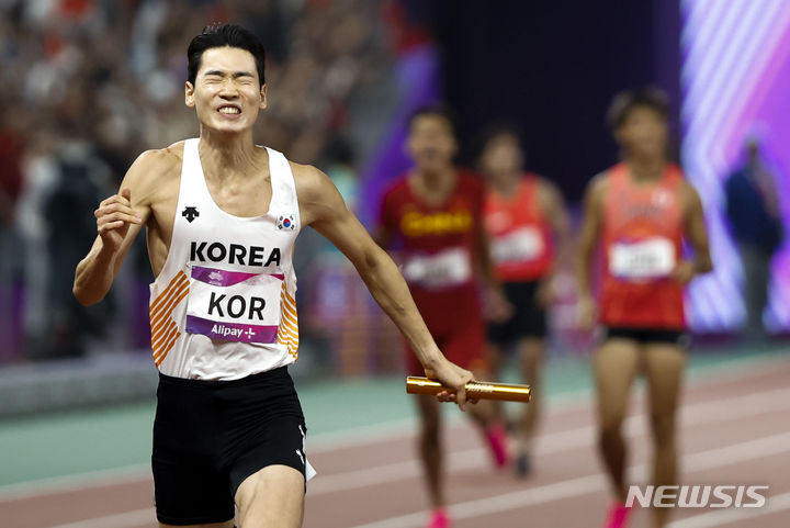 [항저우=뉴시스] 정병혁 기자 = 3일 중국 항저우 올림픽 스포츠센터 스타디움에서 열린 2022 항저우 아시안게임 남자 400m 계주 결선에서 고승환이 결승선을 통과하고 있다. 2023.10.03. jhope@newsis.com