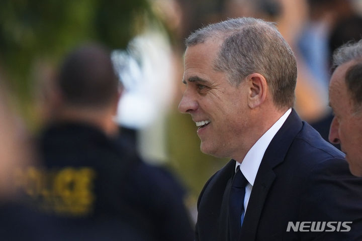 조 바이든 미국 대통령의 차남 헌터 바이든이 3일(현지시간) 미 델라웨어주 웰밍턴연방지방법원에서 열리는 불법 총기 소지 등 혐의 재판에 출석하고 있다. 2023.10.04