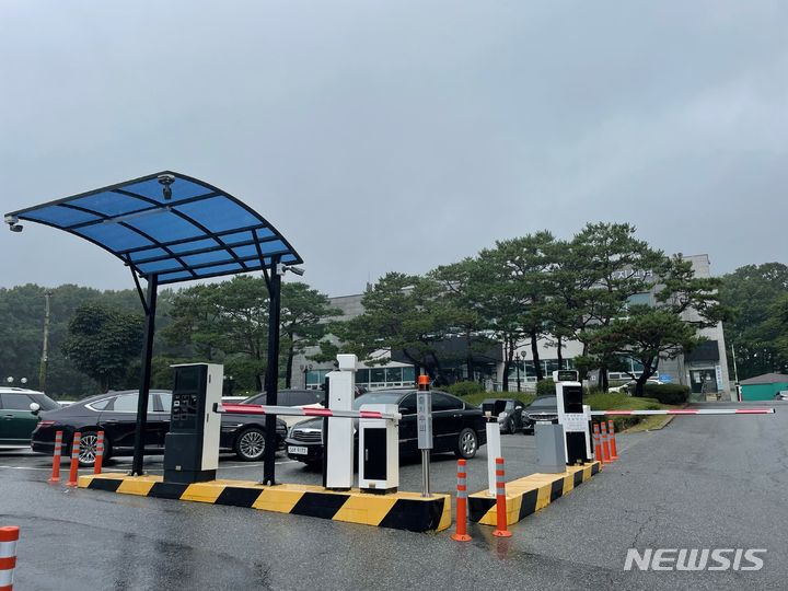  요금 정산기 등이 설치된 이동읍 행정복지센터 주차장. 용인시 제공 