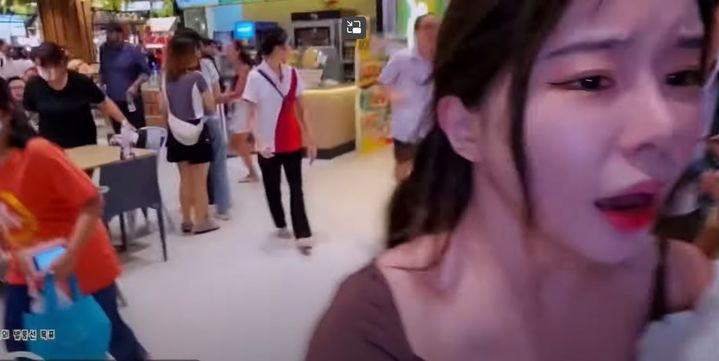 아프리카 BJ 바비지니가 방콕 총기난사 사건 현장에서 생방송을 하던 도중 탈출하는 모습이 공개됐다.(사진=아프리카TV 캡처) *재판매 및 DB 금지