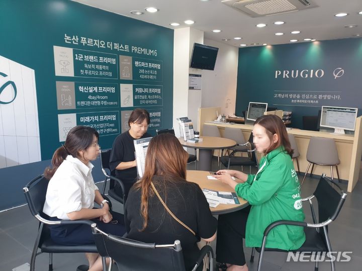 [서울=뉴시스] 논산 푸르지오 더 퍼스트 청약지원센터에서 상담을 받는 고객의 모습. (사진=대우건설 제공)
