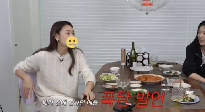 [서울=뉴시스] 지난 3일 유튜브 채널 '한혜진'에는 '나는 상의를 드러내는 게. 모두를 부끄럽게 만든 이현이의 매운맛 모델토크쇼 외전 with. 김성희'라는 제목의 영상이 올라왔다. (사진=유튜브 채널 '한혜진' 캡처) 2023.10.04. photo@newsis.com *재판매 및 DB 금지