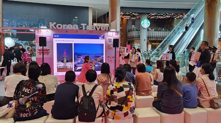 [대전=뉴시스] 조명휘 기자 = 대전관광공사가 최근 태국 방콕에서 열린 한국관광대축제에 참가해 '대전 야간관광(D-LIGHT 대전) 홍보마케팅을 펼치고 있다. (사진= 대전관광공사 제공) 2023.10.04. photo@newsis.com *재판매 및 DB 금지