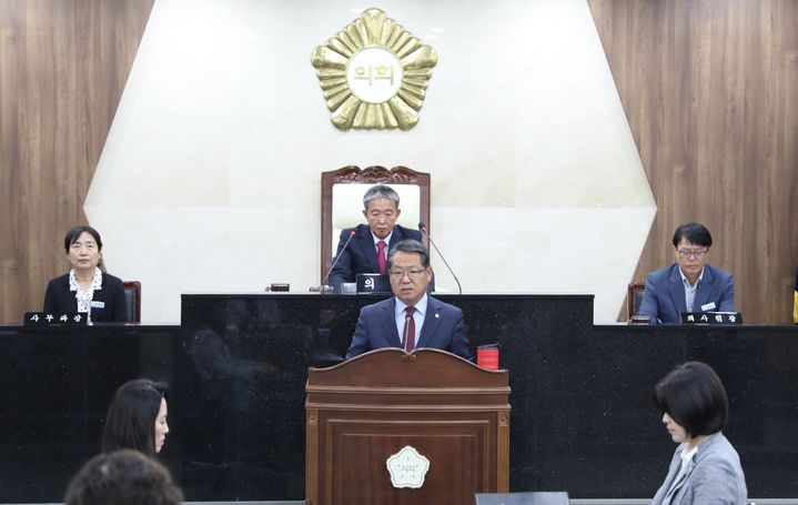 [괴산=뉴시스] 강신욱 기자 = 4일 개회한 324회 괴산군의회 임시회 1차 본회의에서 김주성 의원이 5분 자유발언에서 괴산댐의 신속한 용도 전환을 제안하고 있다. (사진=괴산군의회 제공) 2023.10.04. photo@newsis.com *재판매 및 DB 금지