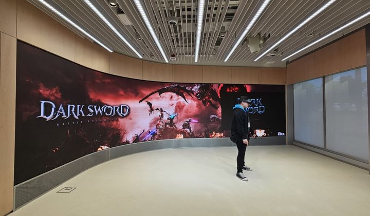 미국 메타 스토어 오프라인 매장에서 시연되고 있는 '다크스워드'. (사진=컴투스로카 제공) *재판매 및 DB 금지