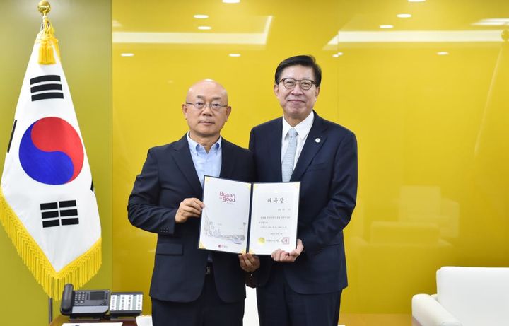 [부산=뉴시스] 나건수 홍익대 국제디자인전문대학원&nbsp; 교수(왼쪽), 박형준 부산시장 *재판매 및 DB 금지