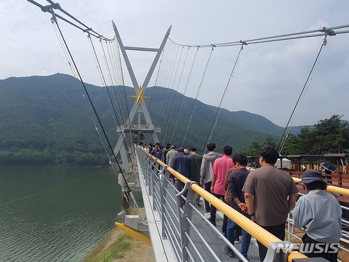 추석 연휴 '보현산댐 출렁다리'