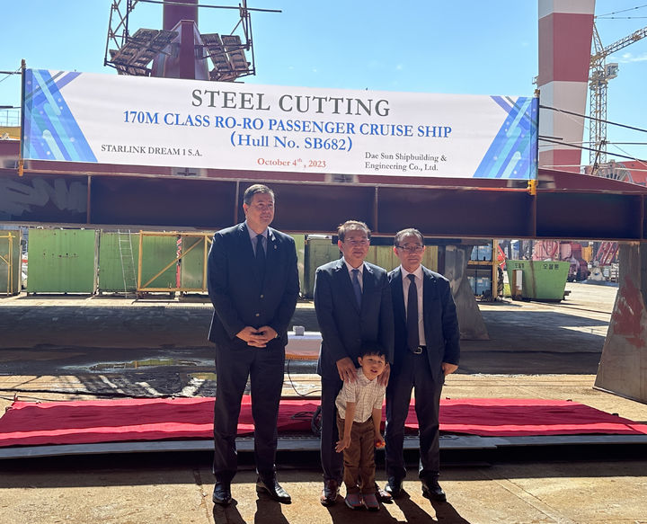[부산=뉴시스] 4일 오후 부산 사하구 대선조선 다대포 야드에서 팬스타그룹이 크루즈페리 착공식을 열고 있다. 사진은 팬스타그룹 김현겸 회장(가운데)과 이수근 대선조선 부회장(오른쪽), BV선급 한국지사장이 기념촬영을 하고 있다. (사진=팬스타그룹 제공) *재판매 및 DB 금지