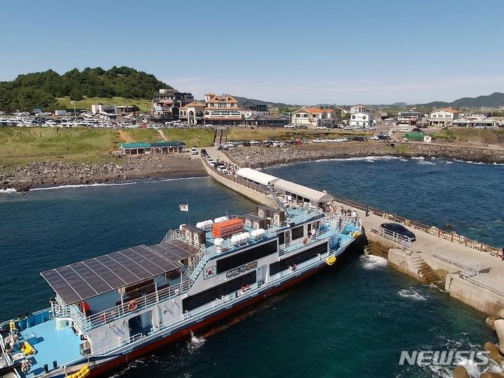 [서울=뉴시스] 한국해양교통안전공단(KOMSA) 제주운항관리센터에서 운영하는 '여객선 운항정보 네이버 밴드'에서 제공한 제주 서귀포시 산이수동항 여객선터미널 승선장 혼잡상황을 드론으로 촬영한 모습. 