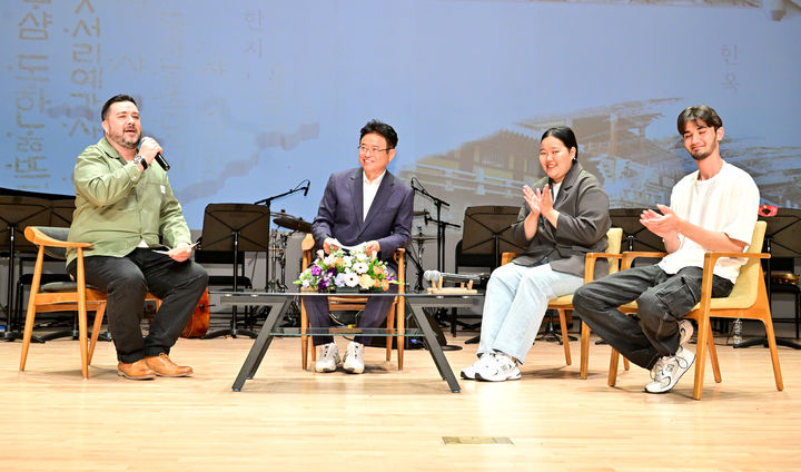 [안동=뉴시스] 4일 경북도청 동락관에서 '2023 경북도 한글 대잔치'가 열려 이철우 경북지사와 방송인 샘 해밍턴씨, 외국인 유학생 2명이 한글에 대한 이야기를 나누고 있다. (사진=경북도 제공) 2023.10.04 *재판매 및 DB 금지