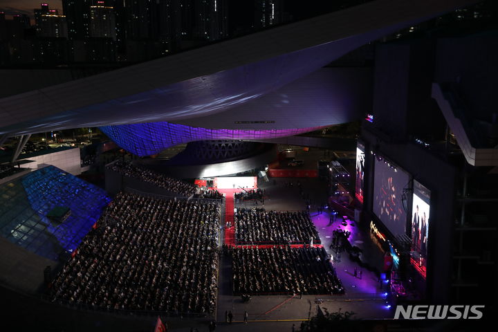 [부산=뉴시스] 하경민 기자 = 제28회 부산국제영화제 개막식이 열린 4일 부산 해운대구 영화의전당에서 영화팬들이 자리를 꽉 채우고 있다. 올해 영화제는 개막작 상영을 시작으로 13일까지 열흘간 총 4개 극장 25개 스크린에서 69개국 209편의 공식 초청작과 커뮤니티비프 상영작 60편 등 총 269편을 상영한다. 2023.10.04. yulnetphoto@newsis.com