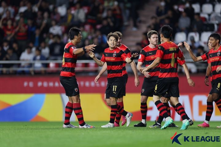 [서울=뉴시스] 프로축구 K리그1 포항스틸러스가 4일 오후 7시 포항 스틸야드에서 열린 2023~2024 ACL 조별리그 J조 2차전 우한 싼전(중국)전에서 2-1로 승리했다. (사진=한국프로축구연맹 제공) *재판매 및 DB 금지