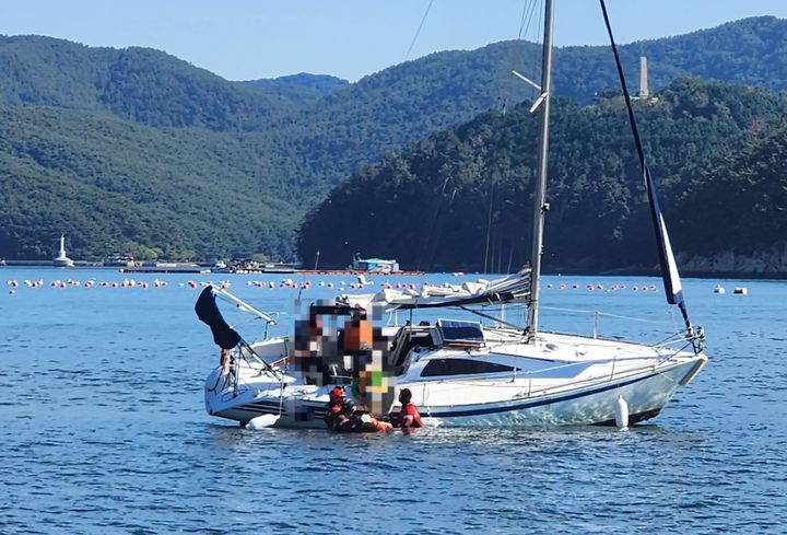 [통영=뉴시스] 신정철 기자= 통영해양경찰서(서장 주용현)은 4일 오후 2시 19분께 통영시 한산도 인근 해상에서 저수심에 죄초된 3t급 요트 A호(승선원3명)를 구조했다. 사진은 해경구조대가 바닷물에 입수하여 선저 파공부위는 없는 것을 확인하고 연료밸브를 봉쇄하고 있다.(사진=통영해경 제공).2023.10.04. photo@newsis.com *재판매 및 DB 금지