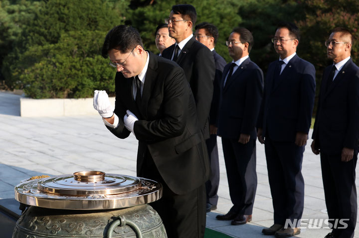 [서울=뉴시스] 조성우 기자 = 홍익표 더불어민주당 원내대표가 4일 오전 서울 동작구 국립서울현충원을 참배하고 있다. 2023.10.04. xconfind@newsis.com