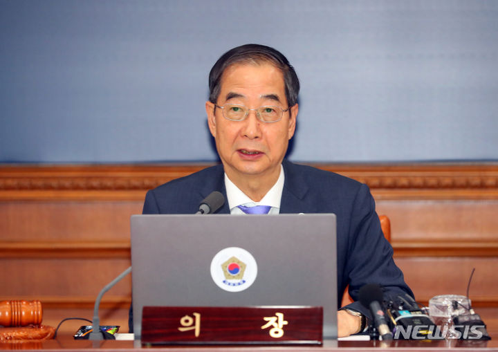 [서울=뉴시스] 배훈식 기자 = 한덕수 국무총리가 4일 오전 서울 종로구 정부서울청사에서 열린 국무회의에 참석해 발언하고 있다. 2023.10.04. dahora83@newsis.com