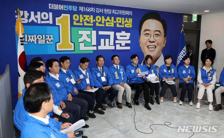 [서울=뉴시스] 고범준 기자 = 홍익표 더불어민주당 원내대표가 4일 오전 서울 강서구 진교훈 강서구청장 후보 선거사무실에서 열린 강서 현장 최고위원회의에서 발언하고 있다. 2023.10.04. bjko@newsiscom