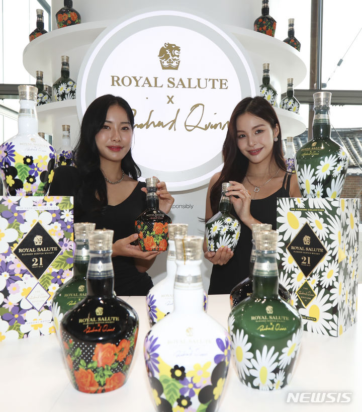 [서울=뉴시스] 김근수 기자 = 4일 오전 서울 종로구 누디트 익선에서 열린 로얄살루트 21년 리차드 퀸 에디션2 공개 행사에서 모델들이 제품을 선보이고 있다. 2023.10.04. ks@newsis.com