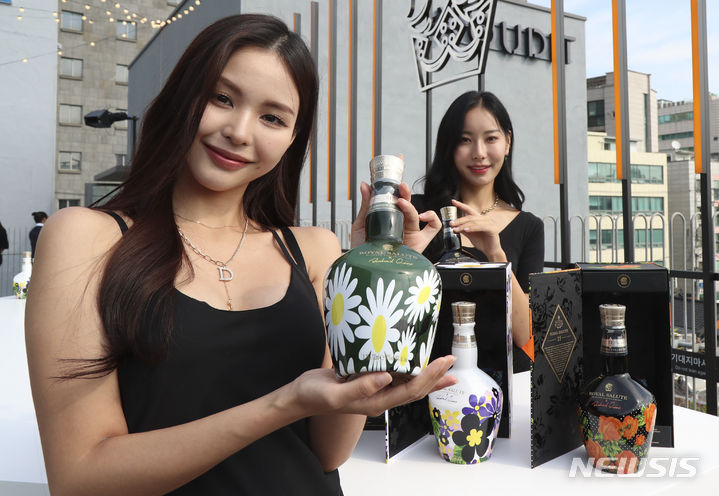 [서울=뉴시스] 김근수 기자 = 4일 오전 서울 종로구 누디트 익선에서 열린 로얄살루트 21년 리차드 퀸 에디션2 공개 행사에서 모델들이 제품을 선보이고 있다. 2023.10.04. ks@newsis.com